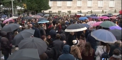 VIDEO LIVE/ Vijon qëndresa studentore, mijëra para Kryeministrisë