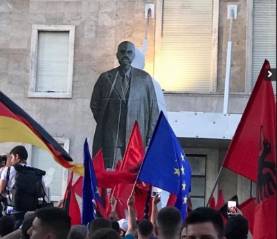 Rama në fatin e Enverit, ja busti që mori vëmendjen e mediave ndërkombëtare