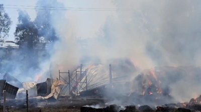 Zjarri përfshin stanin në Mbrostar, digjet autokombajna. Flakët rrezikojnë të përhapen, zjarrfikëset në vendngjarje