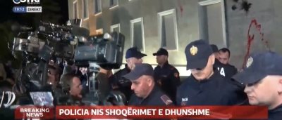 Protestuesit çajnë kordonin e policisë dhe ndezin qirinj te shkallët e Kryeministrisë