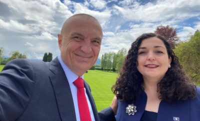 Feston 39-vjetorin e lindjes, urimi i veçantë i Metës për Vjosa Osmanin