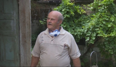 Tërmeti i parë i prishi banesën, familja në Kombinat prej 1 viti në barakë: Asgjë nga shteti. Kemi frikë se nuk do na i bëjnë shtëpinë