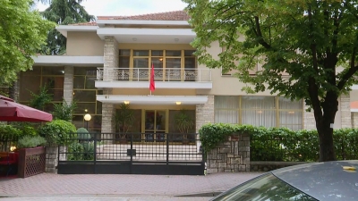 Rama ngushëllon të vetët me strehim te vila e Enverit