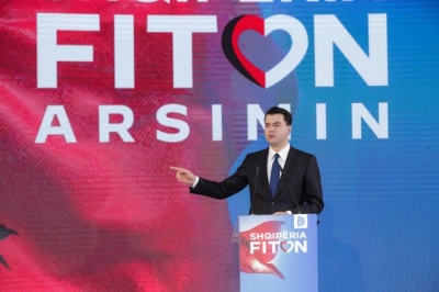 “Paga e mësuesit jo më pak se 700 euro në muaj”/ Lulzim Basha: Tekste shkollore të reja falas për 350 mijë nxënës