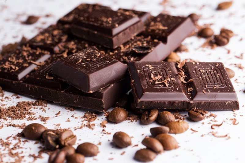 Njihuni me 3 mënyra si çokollata e zezë ju ndihmon të bini nga pesha