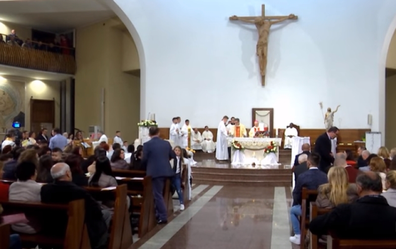Besimtarët katolikë festojnë sot Pashkët, mbahet mesha e parë në mesnatë pas 2 vitesh pandemi