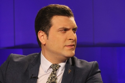 Blushi plas "minën me sahat"