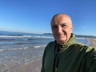 Presidenti Meta e nis ditën me energji, ecje të gjatë buzë detit