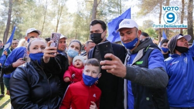 Basha takim me të rinjtë në Divjakë: 25 prilli të jetë plot me vota për ndryshim, ne do jua shpërblejmë me punë dhe vepra