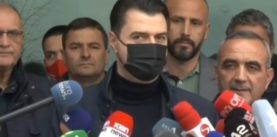 “Bishës së plagosur i them se nuk ke shans ta trembësh popullin”- Basha mbërrin në selinë e FRD pas tensioneve me Policinë: Një mik i huaj më tha…