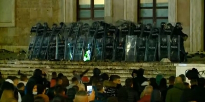 Protestuesit zhvendosen te Ministria e Brendshme, hidhet sërish gaz lotsjellës
