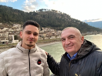 “Më të rinj profesionistë e ardhmja është e sigurt”/ Presidenti Meta viziton Beratin. Ja fotoja që ka publikuar