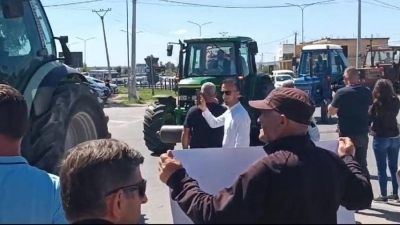 Blegtorë e fermerë të jugut në protestë, bllokohet me traktorë aksi Fier-Lushnjë