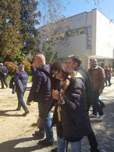Vasili: Hyjnore, në protestë, duke luajtur me violinë!