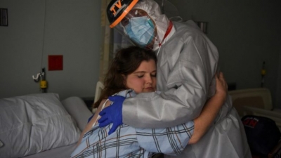 Rrëfimi shokues i mjekut amerikan: Kam firmosur çertifikata vdekjeje nga Covid-19 më shumë se në gjithë karrierën time!