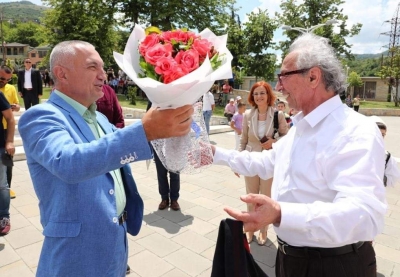 Meta takohet ne Skrapar me poetin Xhevahir Spahiu.