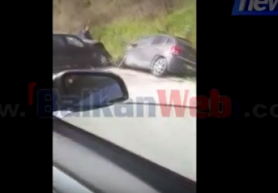 VIDEO/ Me shpejtësi të lartë, makinat bëhen “përshesh” në Fier-Levan