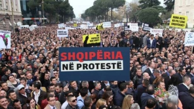 Nesër të gjithë në Tiranë/ Thirrja e deputetëve të opozitës së bashkuar për protestën e 20 Shkurtit