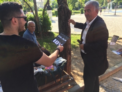 Opozita shpërndan fletët e vërteta të votimit.