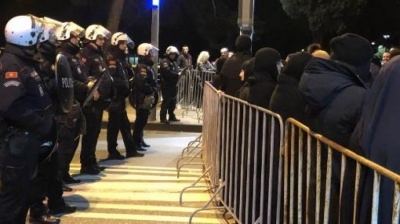 Luftë' në Kuvendin e Malit të Zi: gardistët nxjerrin me dhunë nga salla deputetët serbë