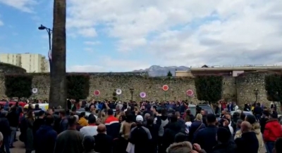 Qytetarët të revoltuar ndaj Ramës në Elbasan: Ik, ik, zhdukuni o plehra