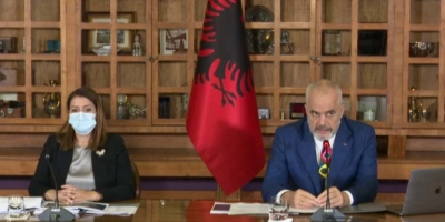 Mjeku Arian Mezini shkatërron në Top Channel konferencën e shtypit të Kryeministrit