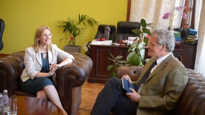 Kryebashkiakja e Shkodrës pret në zyrë Borchardt, dy orë takim për '30 Qershorin' dhe krizën politike