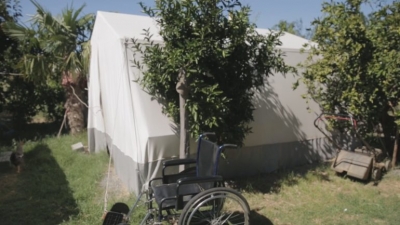 “Çadra na zë frymën, fëmijët i futa në shtëpinë e shembur nga tërmeti”. Me burrin e paralizuar, gruaja në Lezhë i lutet Zotit e shtetit për ndihmë