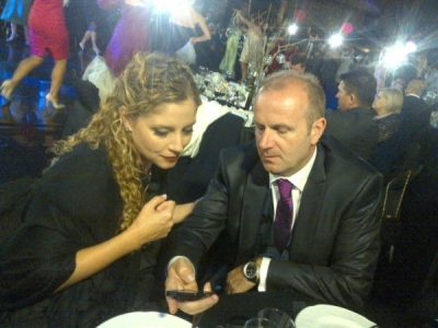 Burri iu kap në përgjime, Olta kapet duke ndarë para për vota