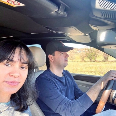 Basha merr në dorë timonin! Bashkëshortja publikon foton në Instagram dhe uron qytetarët