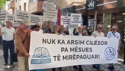 Mësuesit protestë para Ministrisë së Arsimit për 1 maj: Të dyfishohen pagat