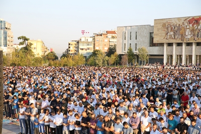 Rama ndryshe nga Trump, ndalon myslimanët të falen për Bajram!