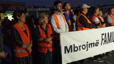 Perndjekja e familjes Muja pas shkuljes me dhune nga shtepite e tyre.