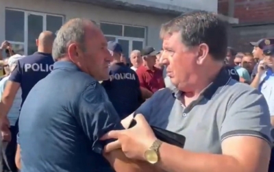 Drejtori i Policisë së Korçës shtyn me forcë fermerët protestues
