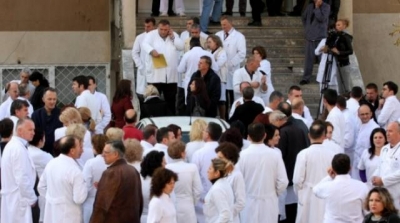 Skandal në shëndetësi/ Punonjësit detyrohen të firmosin “check-up” fiktiv. “I kemi shtrirë mbi tavolina...