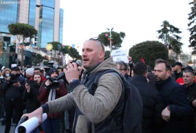 Aktori i njohur Florjan Binaj në protestë: Të ngrihemi të gjithë siç rrëzuam diktaturën. Liderin e Ballkazanit (Ramën) e kemi në Dubai