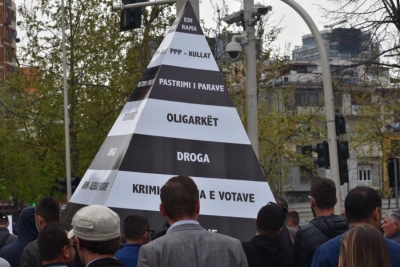 Digjet Piramida e Krimit me në krye Edi Ramën