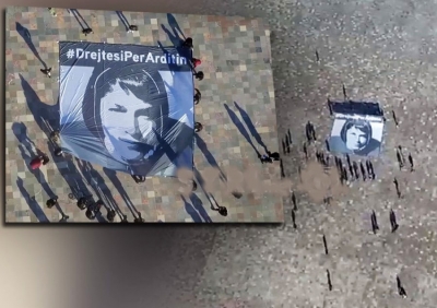 &quot;Drejtësi për Ardit Gjoklajn&quot;, të rinjtë shtrojnë posterin madhështor në sheshin ‘Skënderbej’