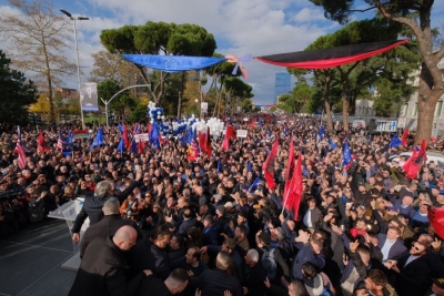 Berisha nuk ndalet/ Pas incidentit del në tribunë para protestuesve