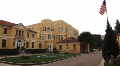 “Mos u bini pre e mashtrimeve!”/ Ambasada amerikane ka një thirrje për qytetarët: DASH nuk kërkon para për marrjen e vizës