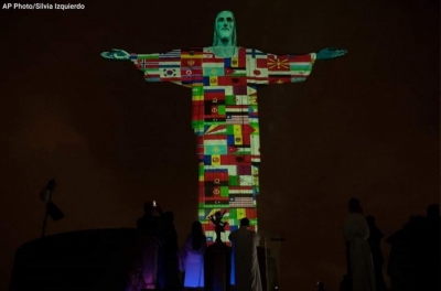 Koronavirusi/ Statuja e Krishtit Shpëtimtar edhe me foton e flamurit shqiptar