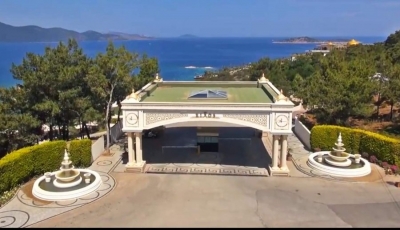 Pushimet luksoze të Thaçit: Një plazh i tërë vetëm për presidentin, 5600 euro nata