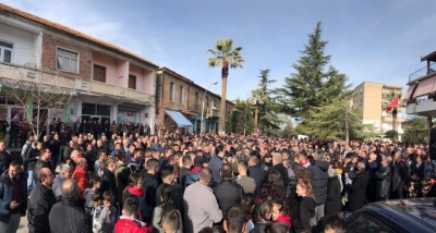 Mallakastër, i gjithë populli në shesh, për të pritur dhe takuar Bashën