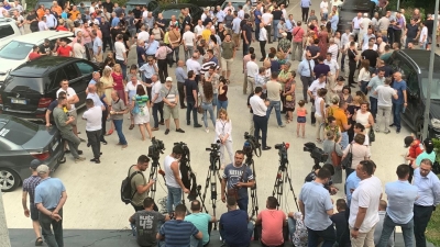 Përgjimet që rrënojnë Ramën, nis grumbullimi i njerëzve në selinë e PD-së