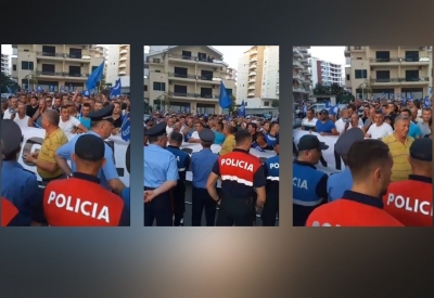 VIDEO/ ‘Poshtë komunistat’, ‘Poshtë Edi Rama’... Ja si po e pret Vlora me protesta kryeministrin