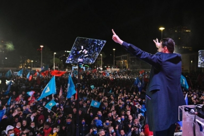 Basha surprizohet në mbyllje të fjalimit, bashkëshortja me dy vajzat i bashkohen në skenë