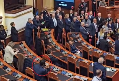 Opozita protestë në Parlament, paterica e Ramës Lul Basha flet në telefon