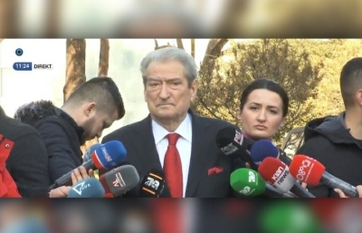 Sali Berisha mbërrin në Kuvend Berisha mbështet protestën: Pallatet do i ndërtojë ortaku i Lul Bravës