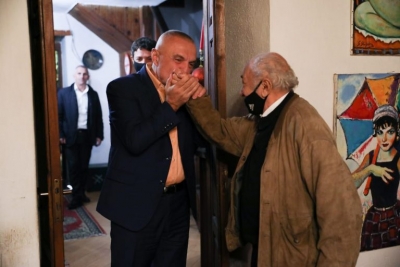 ”Në shtëpinë e Nderit të Kombit”, Meta viziton artistin Sali Shijaku: Dëshmitar i gjallë i betejës së Kodrës së Kuqe, biseduam në veçanti për Vojo Kushin