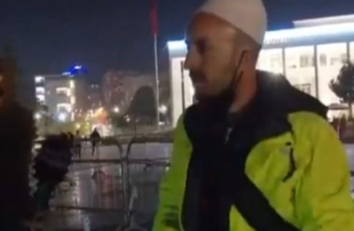 “Na rrahin policët e veshur me rroba nga Turqia, gaz nga Serbia dhe shkopa gome nga Greqia…”